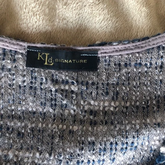 K LD Signature Ladies top pretty woven colors-blue, gray, white.Warm and comfy. - Picture 9 of 9